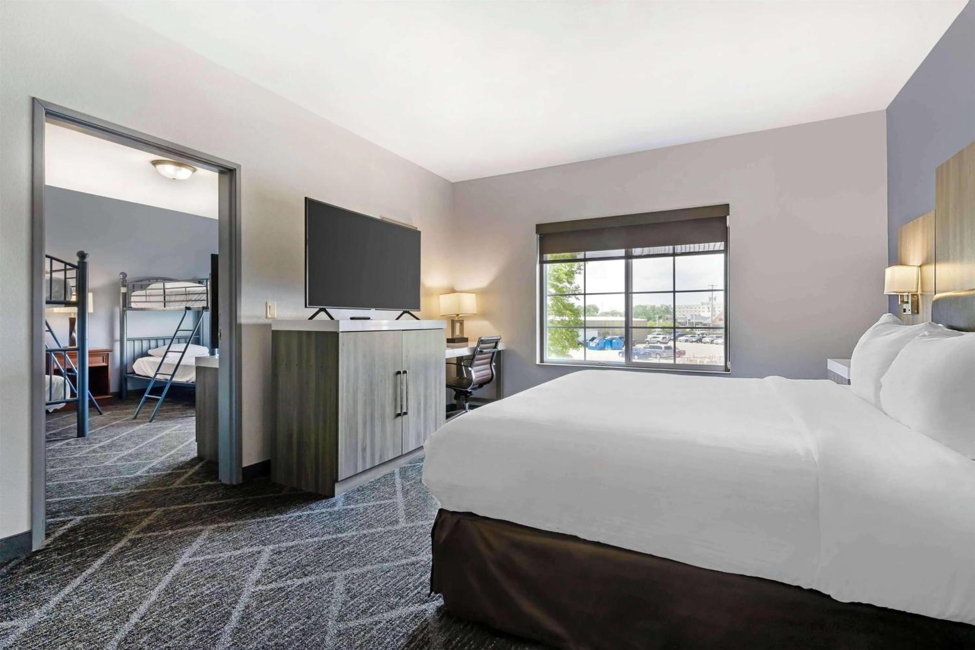Family Suite One King Bed Two Twin Bunk Beds Non-Smoking,1710623967:JPEG